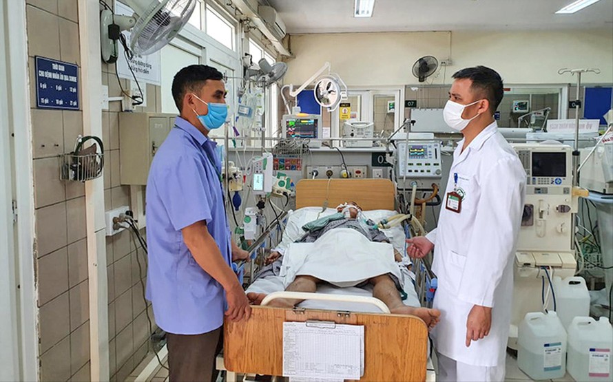 Bác sĩ Nguyễn Trung Nguyên thăm khám bệnh nhân ngộ độc rượu 