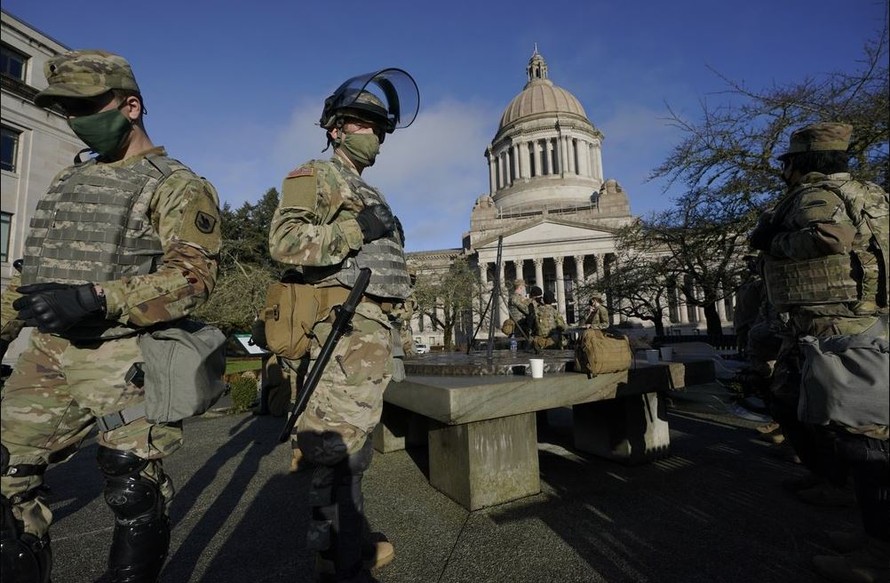 Lực lượng Vệ binh Quốc gia đứng gác gần tòa nhà lập pháp tại Đồi Capitol, hôm 10/1 ảnh: AP 