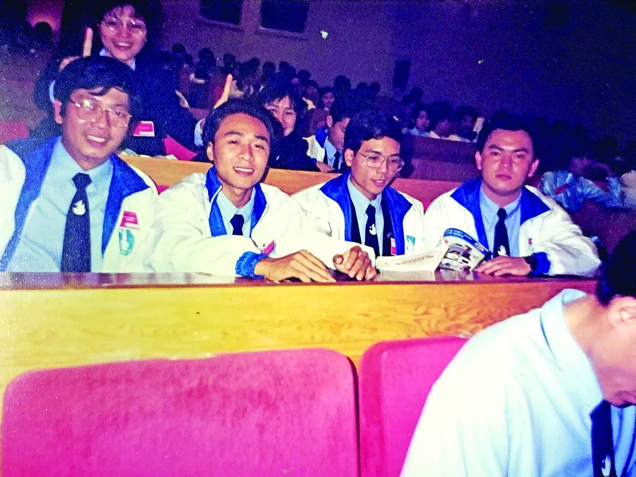 Nhạc sỹ Vũ Hoàng (ngoài cùng, bên trái) với thanh niên tại Đại hội đại biểu toàn quốc lần thứ VI Hội Sinh viên Việt Nam Ảnh: NVCC 