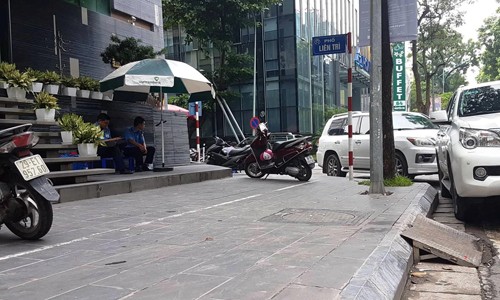 Lối đi riêng cho người khiếm thị đã hoàn toàn biến mất (trên phố Nguyễn Du) ảnh: Long Vân