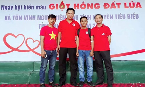 Anh Nguyễn Đức Hòa (thứ hai từ phải sang) trong ngày hội hiến máu tại tỉnh Quảng TrịẢnh: NVCC