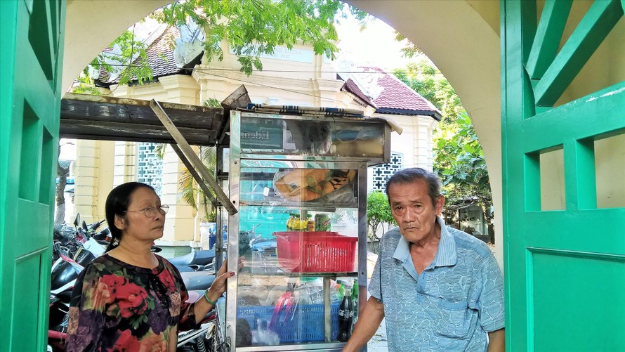 Vợ chồng ông Tấn với xe đẩy bán cà phê nước ngọt vỉa hè Ảnh: Trần Nguyễn Anh 