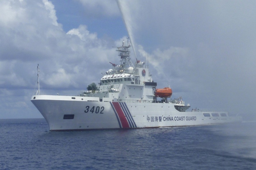 Chiến thuật vùng xám của Bắc Kinh bao gồm việc triển khai tàu dân quân biển và tàu hải cảnh để tăng cường hiện diện ở Biển ĐôngẢnh: AP 