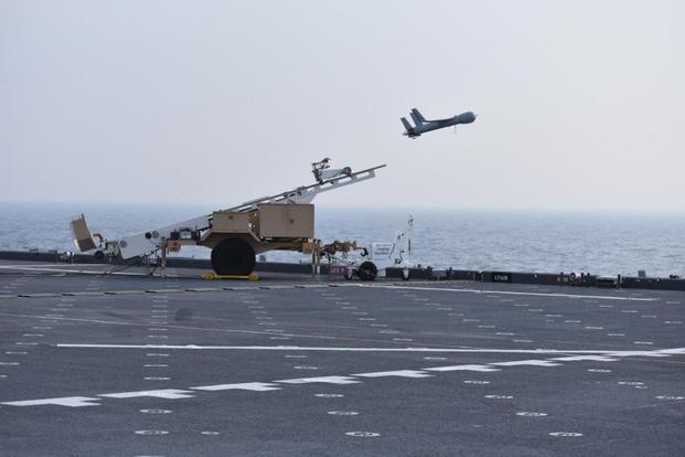 Drone ScanEagle được phóng đi từ tàu chiến Mỹ ảnh: US Navy