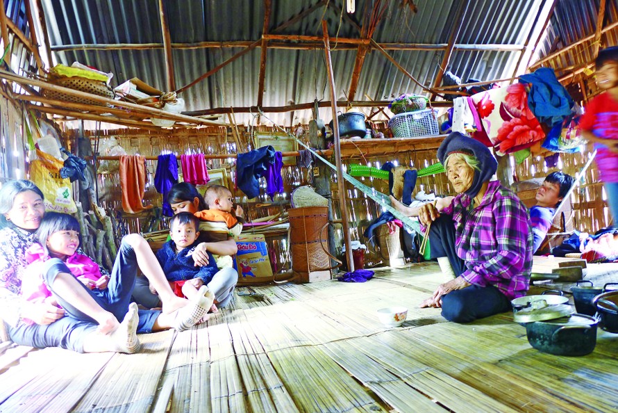 Cảnh sinh hoạt trong gia đình bà Đinh Thị Rem ảnh: Trần Tuấn 