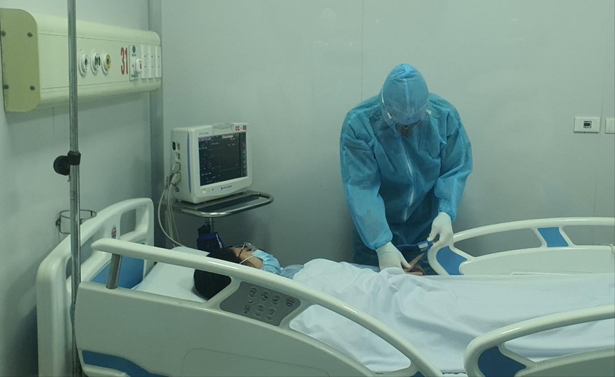Thăm khám bệnh nhân mắc COVID-19 tại BV Bệnh Nhiệt đới T.Ư. Ảnh: Thái Hà 