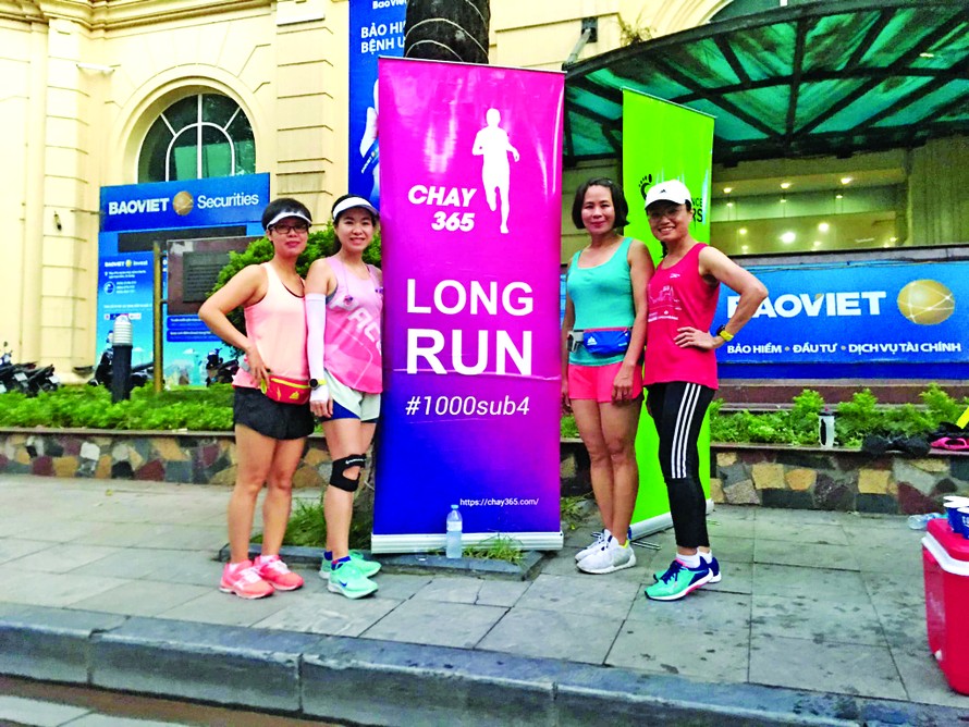 Phó tổng cục trưởng Tổng cục TDTT Lê Thị Hoàng Yến (thứ 2 bên phải) cùng các bạn yêu chạy bộ trong một buổi tập chuẩn bị tham dự giải Tiền Phong Marathon ảnh: Nguyễn Đạt 