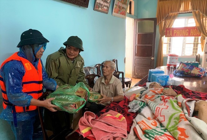 Trước khi gặp nạn và qua đời vài giờ, anh Nguyễn Văn Bình (giữa) vẫn còn tham gia cứu trợ đồng bào Phong Điền bị lũ lụt