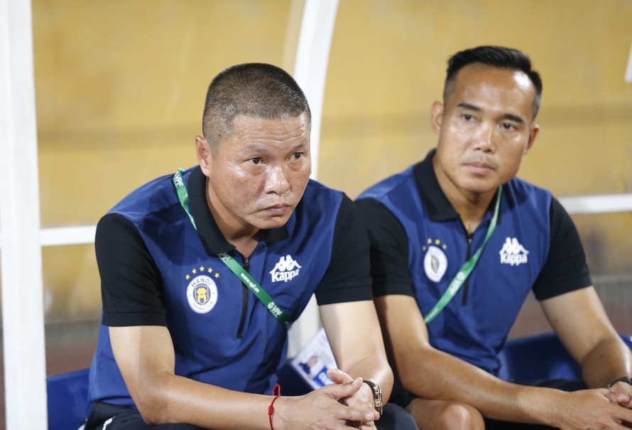 HLV Chu Đình Nghiêm (trái) bị cấm chỉ đạo trận đấu quan trọng của Hà Nội FC, để trợ lý Công Tuấn (phải) thế vaiẢnh: NHƯ Ý 