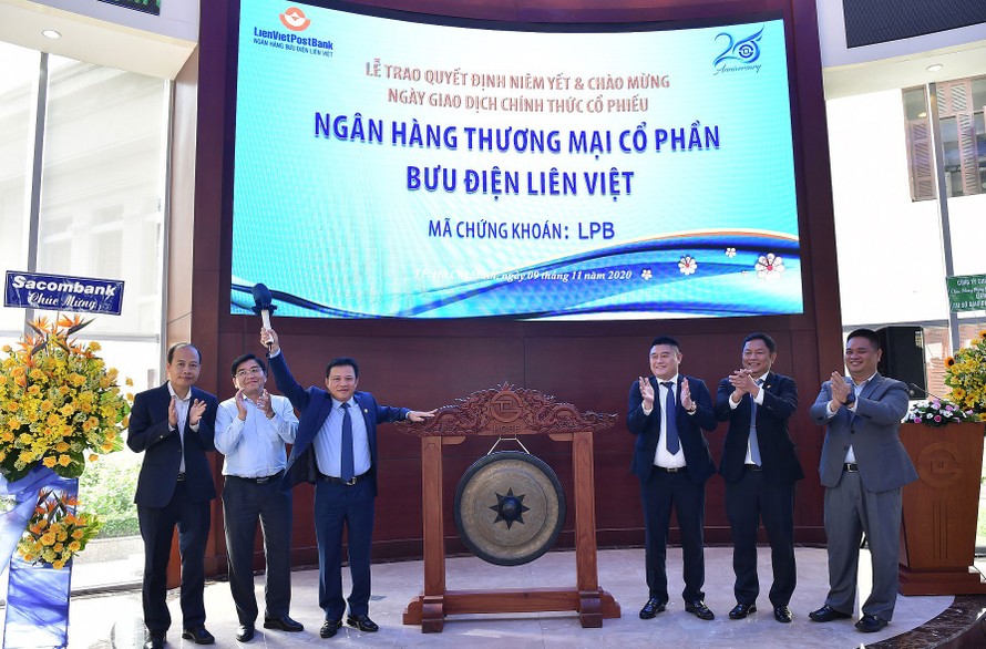Ông Phạm Doãn Sơn thực hiện nghi thức đánh cồng trong phiên giao dịch đầu tiên của cổ phiếu LienVietPostBank trên sàn HoSe 