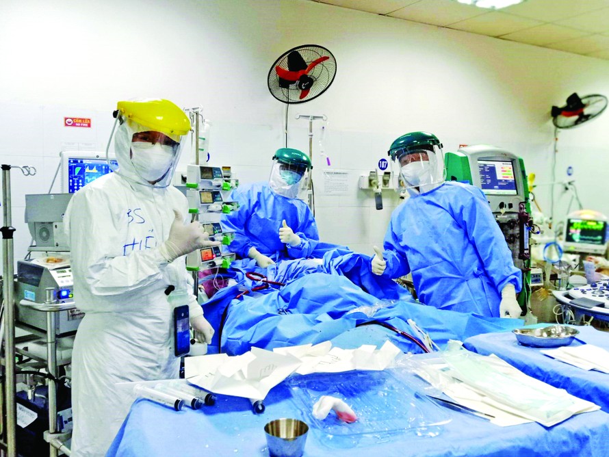 Bác sĩ Việt Anh cùng đồng nghiệp đặt ECMO cho bệnh nhân thành công