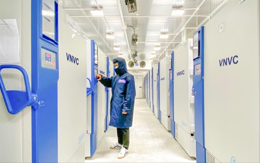 Hơn 100.000 liều vắc-xin COVID-19 đầu tiên sẽ về Việt Nam hôm nay. Trong ảnh là kho lạnh âm sâu đạt tiêu chuẩn duy nhất tại Việt Nam của VNVC để bảo quản vắc-xin đã sẵn sàngẢnh: N.L 
