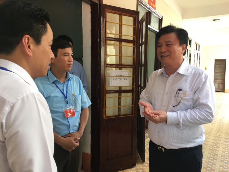 Thứ trưởng Nguyễn Hữu Độ kiểm tra khu vực chấm thi THPT quốc gia 2019 của Hà Giang. Ảnh: Nghiêm Huê 