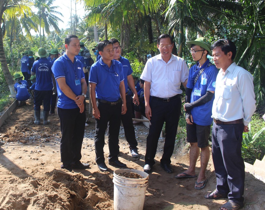 Ông Phan Văn Mãi, Bí thư Tỉnh ủy Bến Tre thăm sinh viên tình nguyện ẢNH: TĐBT