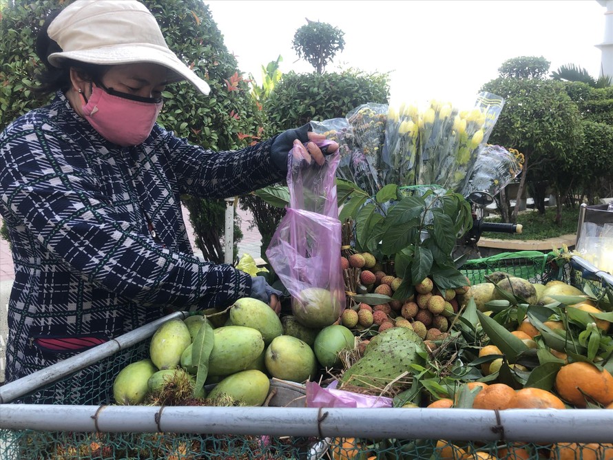 Chị Lê Thị H. bán trái cây dạo nhưng mỗi tháng trả gần 3,5 triệu đồng cho công ty tài chính Ảnh: U.P 