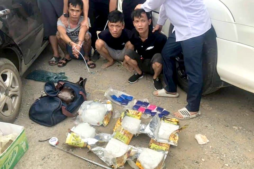 Các đối tượng vận chuyển ma túy đá số lượng lớn về Hà Nội bị Công an huyện Phúc Thọ bắt giữ đầu tháng 6/2020