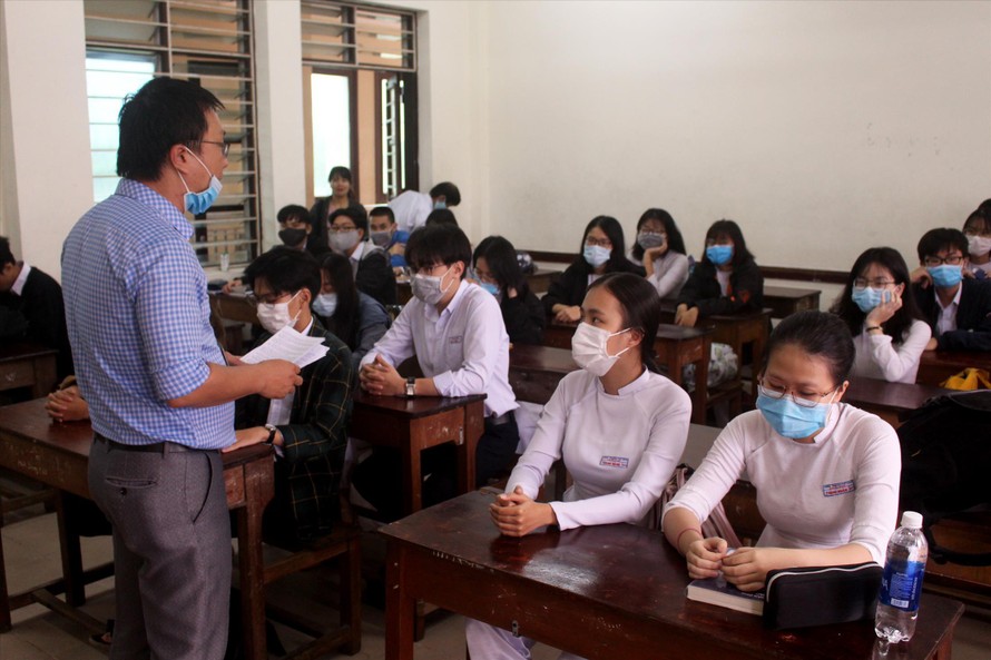 Phụ huynh và học sinh ở Đà Nẵng thấp thỏm chờ đợi kỳ thi tốt nghiệp THPT đợt 2 Ảnh: Giang Thanh 