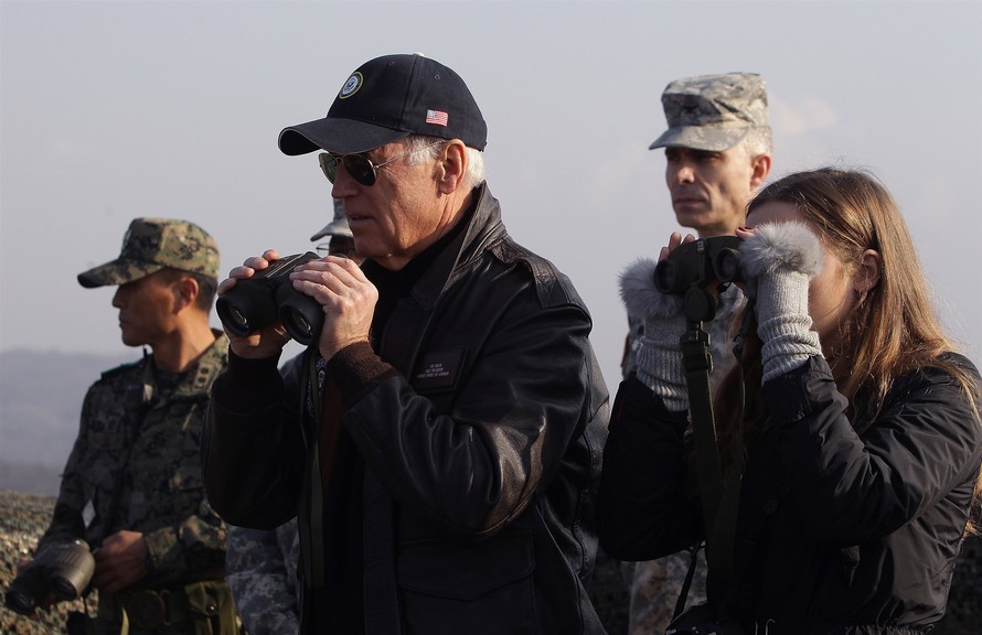 Phó Tổng thống Mỹ Joe Biden nhìn về phía Triều Tiên từ phía Hàn Quốc trong Khu phi quân sự vào tháng 12/2013 ảnh: Getty Images 