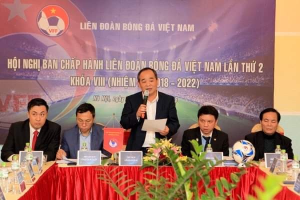 Bóng đá Việt Nam cần tìm được người thay thế vị trí do ông Cấn Văn Nghĩa (bìa phải) để lại ảnh: CTV 