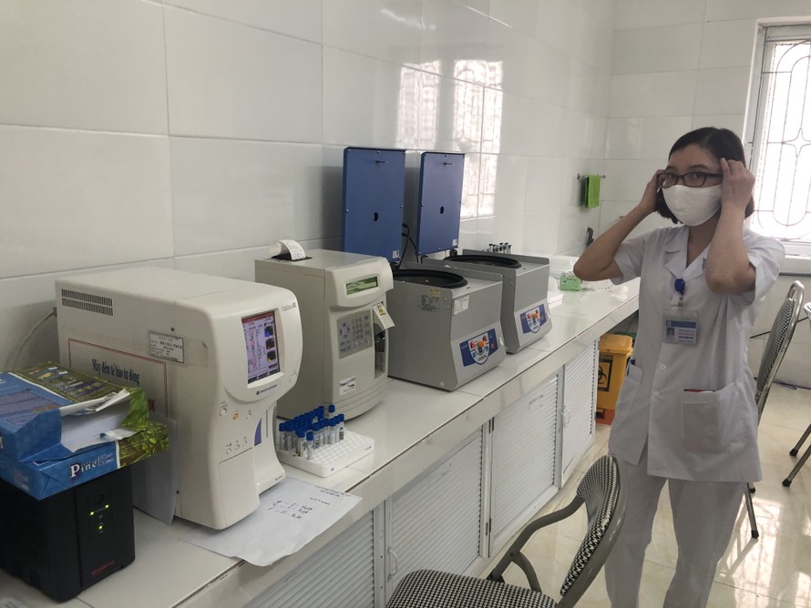 Máy xét nghiệm miễn dịch tự động mới được đưa vào hoạt động tại Trung tâm y tế thị xã Kinh Môn, Hải Dương Ảnh: Nguyễn Hoàn 