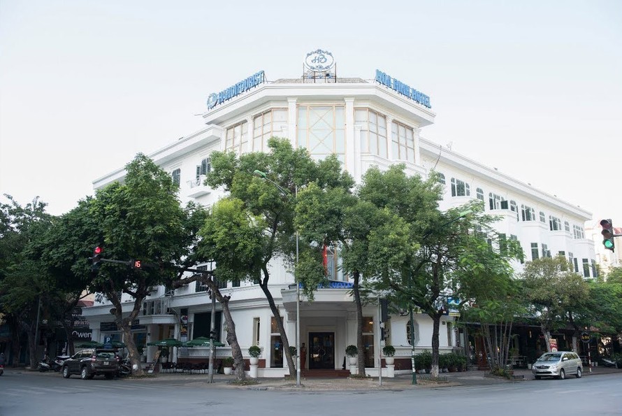Khách sạn Hòa Bình (do UBND quận Hoàn Kiếm quản lý): Số 27, phố Lý Thường Kiệt, phường Hàng Bài, quận Hoàn Kiếm, Hà Nội là một trong các khách sạn được phép cách ly người nhiễm COVID - 19