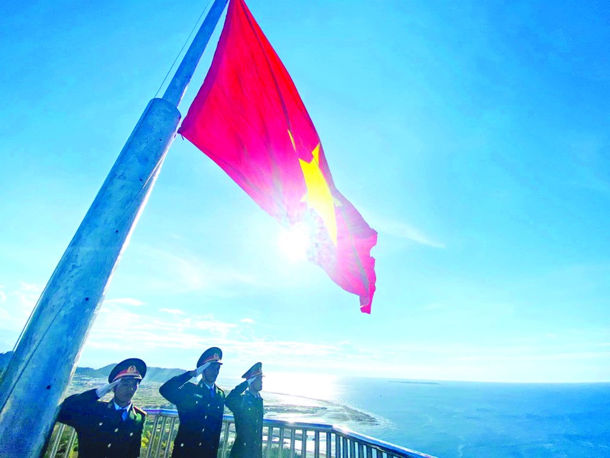 Lễ thượng cờ tại Lý Sơn, một trong những hoạt động quan trọng trong những ngày diễn ra giải chạy Ảnh: Hồng vĩnh
