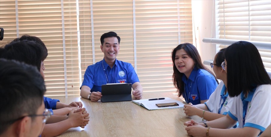 TS.BS Phạm Lê Duy (ngồi giữa) luôn truyền cảm hứng tới sinh viên qua các hoạt động Đoàn Ảnh: U.P 