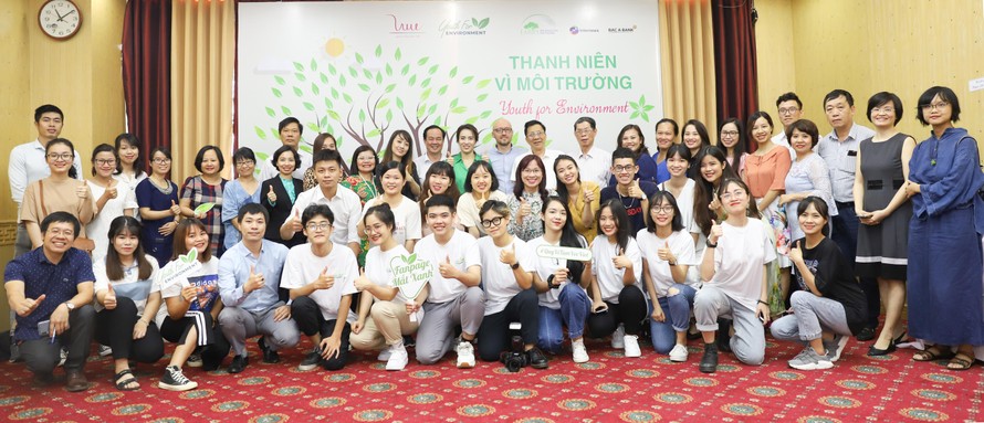 8 thành viên của nhóm “Mắt Xanh”