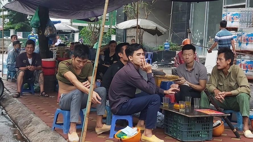 Người dân tập trung uống nước, đánh cờ không đeo khẩu trang tại quán nước trên địa bàn phường La Khê, quận Hà Đông