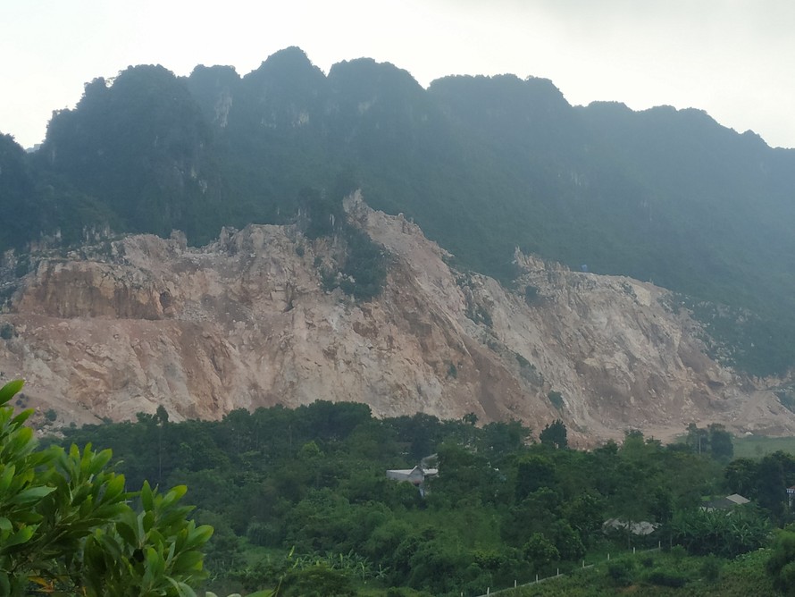 Việc khai thác đá của Cty Quang Hợp Hòa Bình tại mỏ đá Long Đạt ảnh hưởng lớn đến người dân thôn Ngành