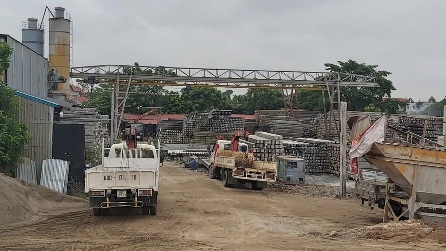 Trạm trộn và làm cọc bê tông của Công ty TNHH Anh Sáng hoạt động gây ô nhiễm môi trường tại xã Văn Khê, Mê Linh
