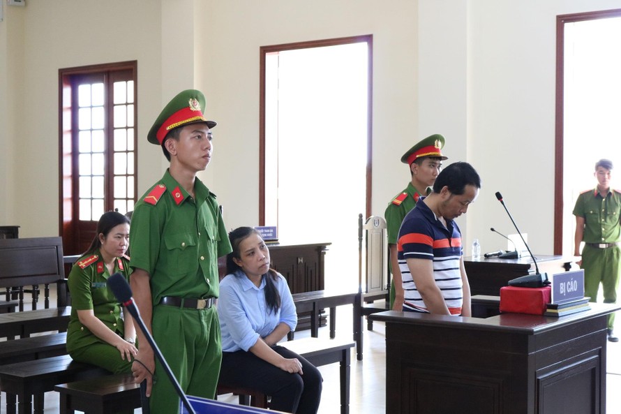 Bị cáo Uyển và bị cáo Hà tại tòa - Ảnh: Kim Hà
