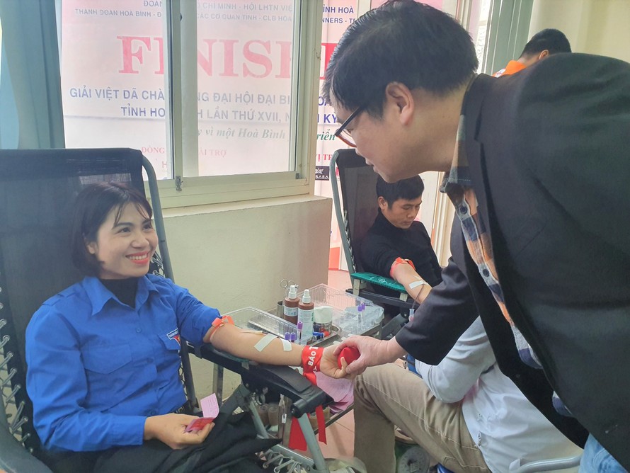 Nhiều gương hiến máu gây xúc động tại Chủ nhật Đỏ ở Hòa Bình