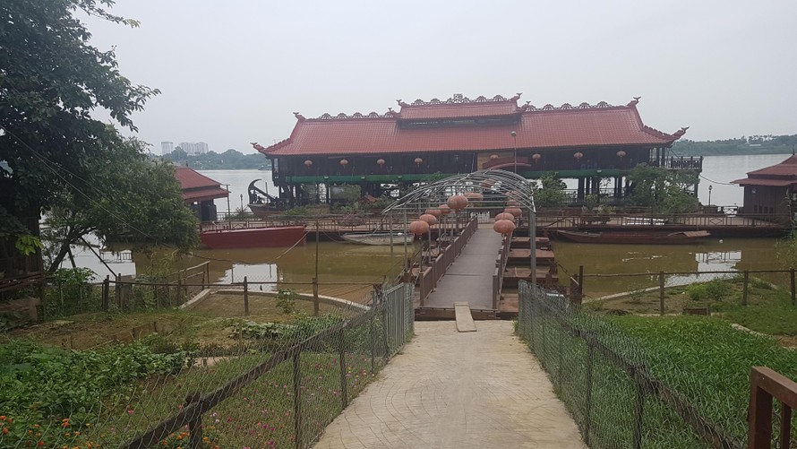 UBND quận Long Biên vừa ra quyết định xử phạt 3 nhà hàng trên sông Hồng (phường Ngọc Thụy) số tiền 60 triệu đồng với hành vi lấn chiếm lòng sông, tăng rủi ro thiên tai mà không có biện pháp khắc phục, xử lý.