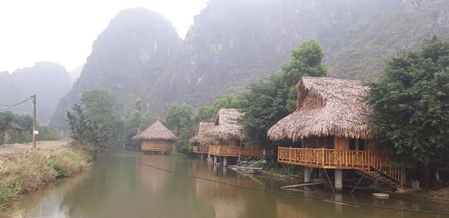 Hàng chục homestay được xây dựng bên trong cột giới vùng lõi quần thể danh thắng Tràng An tại khu vực thôn Khả Lương xã Ninh Thắng (Hoa Lư, Ninh Bình).