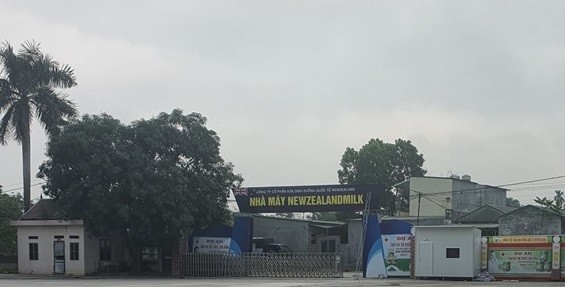 a nhà máy, dừng mọi hoạt động tổ chức tham quan, bán sữa cho người già ở thôn Năm Lu (Hòa Sơn, Lương Sơn).