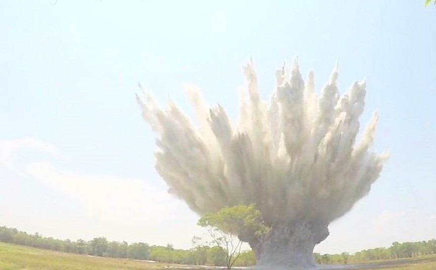 Quả bom "khủng" nặng gần 4 tạ phát hiện tại khu rừng trồng cây tràm ở Trường Phước được hủy nổ an toàn