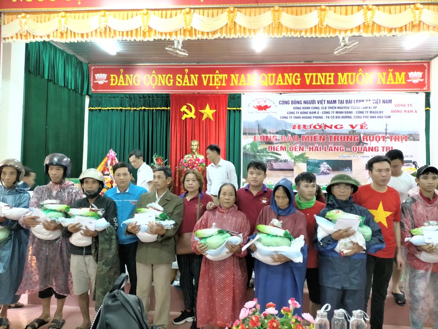 Trao quà hỗ trợ người dân khắc phục lũ lụt tại Quảng Trị