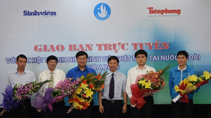 Ông Trần Thanh Lâm - Phó Tổng biên tập báo Tiền Phong (ở giữa) tặng hoa các vị khách mời tham gia giao lưu trực tuyến. Ảnh: Thanh Hà