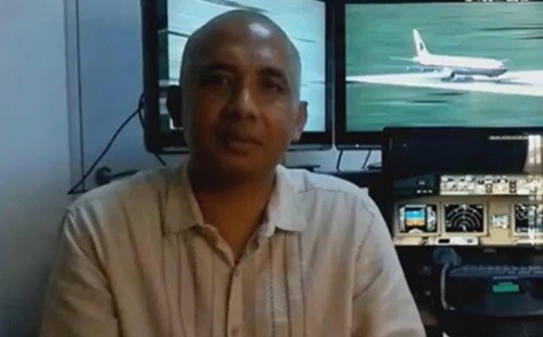 Cơ trưởng MH370 Zaharie Shah và hệ thống mô phỏng máy bay tại nhà. Ảnh: Facebook.