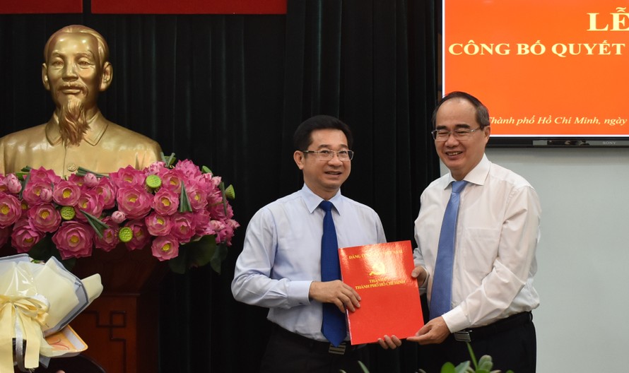 Ông Dương Ngọc Hải (trái) nhận quyết định bổ nhiệm làm Trưởng ban Nội chính Thành uỷ TPHCM 