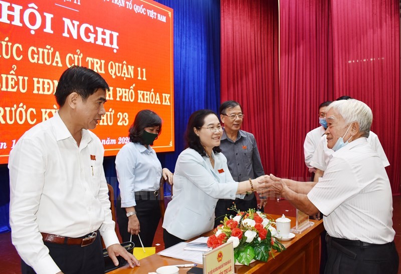 Cử tri trao đổi với Chủ tịch HĐND TPHCM Nguyễn Thị Lệ sau buổi tiếp xúc. Ảnh: Thành ủy TPHCM