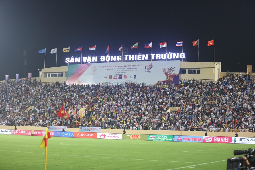 Sân Thiên Trường phủ kín cổ động viên dù không có đội tuyển U23 Việt Nam thi đấu tại đây. Ảnh Như Ý