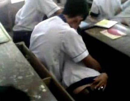 Nam sinh không ngại hôn bạn gái ngay trong lớp học (Ảnh cắt từ clip trên Youtube đầu năm 2012).