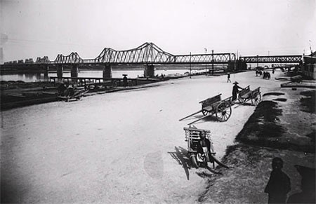 Cầu Long Biên gắn bó với lịch sử của Hà Nội (ảnh tư liệu)