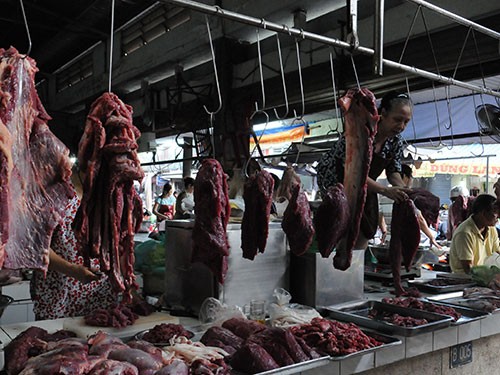 Thịt bò được bày bán tại chợ Phạm Văn Hai, TP HCM 