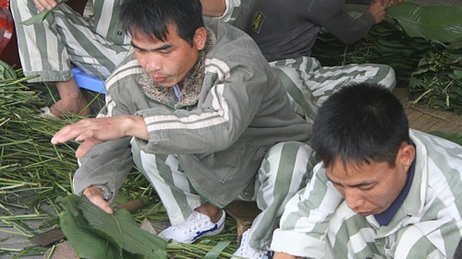 Một buổi lao động tại nhà ăn trong phân trại 1 trại giam Phú Sơn. Ảnh: Việt Dũng.