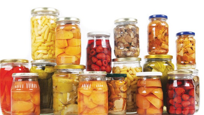 Người bị cao huyết áp cần hạn chế thực phẩm ngọt, thực phẩm muối chua...- Ảnh: Shutterstock 