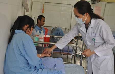 Bác sĩ Mai Thị Hường, Phó khoa Khám bệnh hỏi thăm sức khỏe bệnh nhân. 
