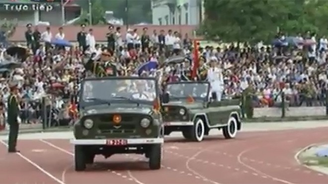 Rước quân kỳ qua lễ đài mừng chiến thắng Điện Biên Phủ